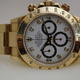 Imagen para el artículo titulado Compra un sofá de segunda mano por 25 dólares. Cuatro años después encuentra un Rolex legendario en su interior